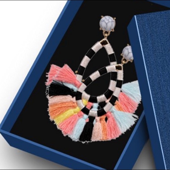 💕Multicolored WOMAN’S Tassle Boho EARRINGS *NWT* - Picture 7 of 8
